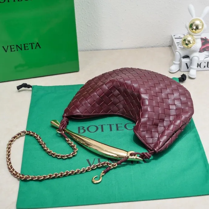 Batch 1860 Bv2024 early spring new product ⛓️Chain SARDINE 💙 Upgraded chain shoulder strap ⛓️ Chic and high-end, showing the fashion taste of urban women! Metal handles and classic weaving are combined together to perfectly integrate art and elegance. Through exquisite craftsmanship, new sardine-shaped handles are cast, and the brass material is the finishing touch. Each handle has a unique light-floating effect. The top-grade sheepskin material is woven to create a half-moon-shaped bag body, which has a fleshy touch and satisfies the preferences of those who pay attention to details. It is the most outstanding fashionable item for any occasion! 💕 Size: 33x20x4, Model: 6768#